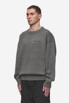 Pegador Logo Oversized Knit Sweater Anthracite Seitenansicht aus der Most Alive Kollektion für Herren