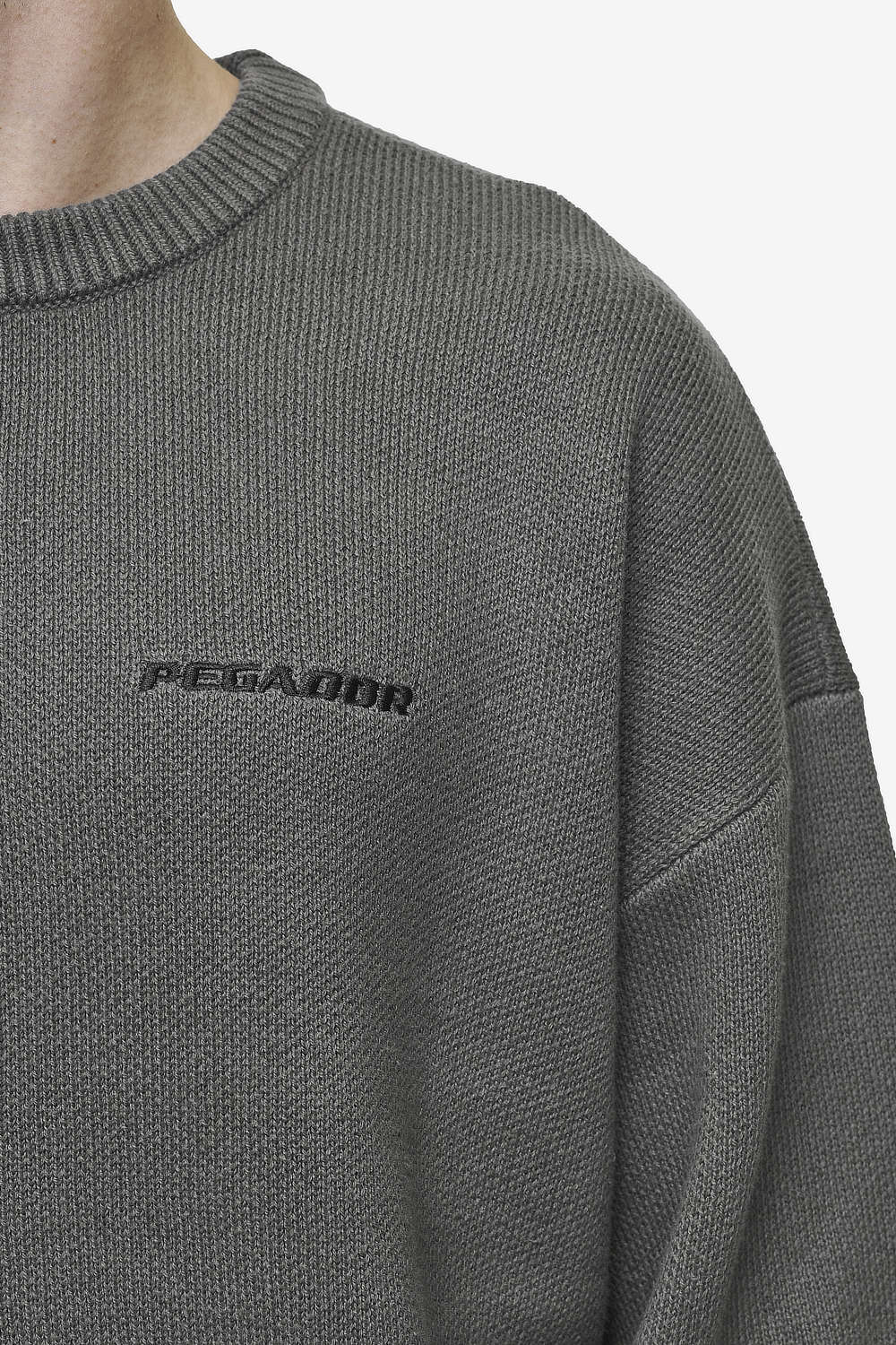 Pegador Logo Oversized Knit Sweater Anthracite Detailshot aus der Most Alive Kollektion für Herren