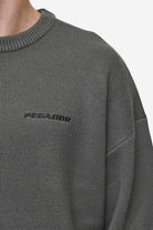 Pegador Logo Oversized Knit Sweater Anthracite Detailshot aus der Most Alive Kollektion für Herren