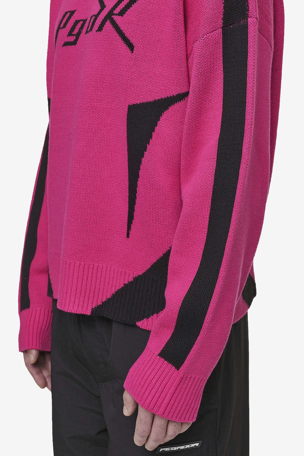 Pegador Kazan Boxy Knit Sweater Virtual Pink Black Detailshot aus der Most Alive Kollektion für Herren