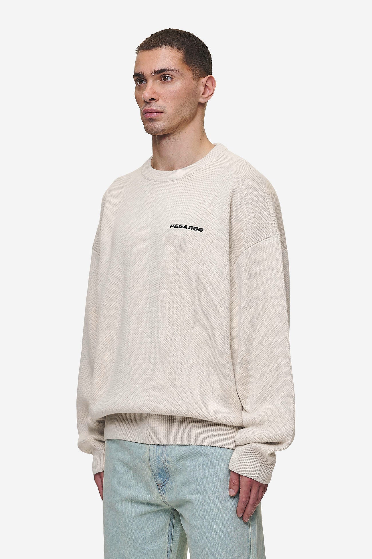 Pegador Logo Oversized Knit Sweater Light Beige Seitenansicht aus der Most Alive Kollektion für Herren