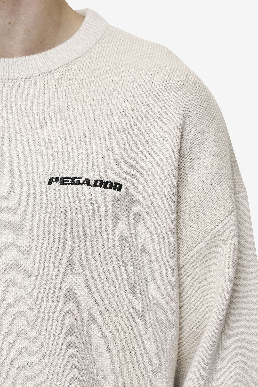 Pegador Logo Oversized Knit Sweater Light Beige Detailshot aus der Most Alive Kollektion für Herren