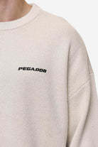 Pegador Logo Oversized Knit Sweater Light Beige Detailshot aus der Most Alive Kollektion für Herren