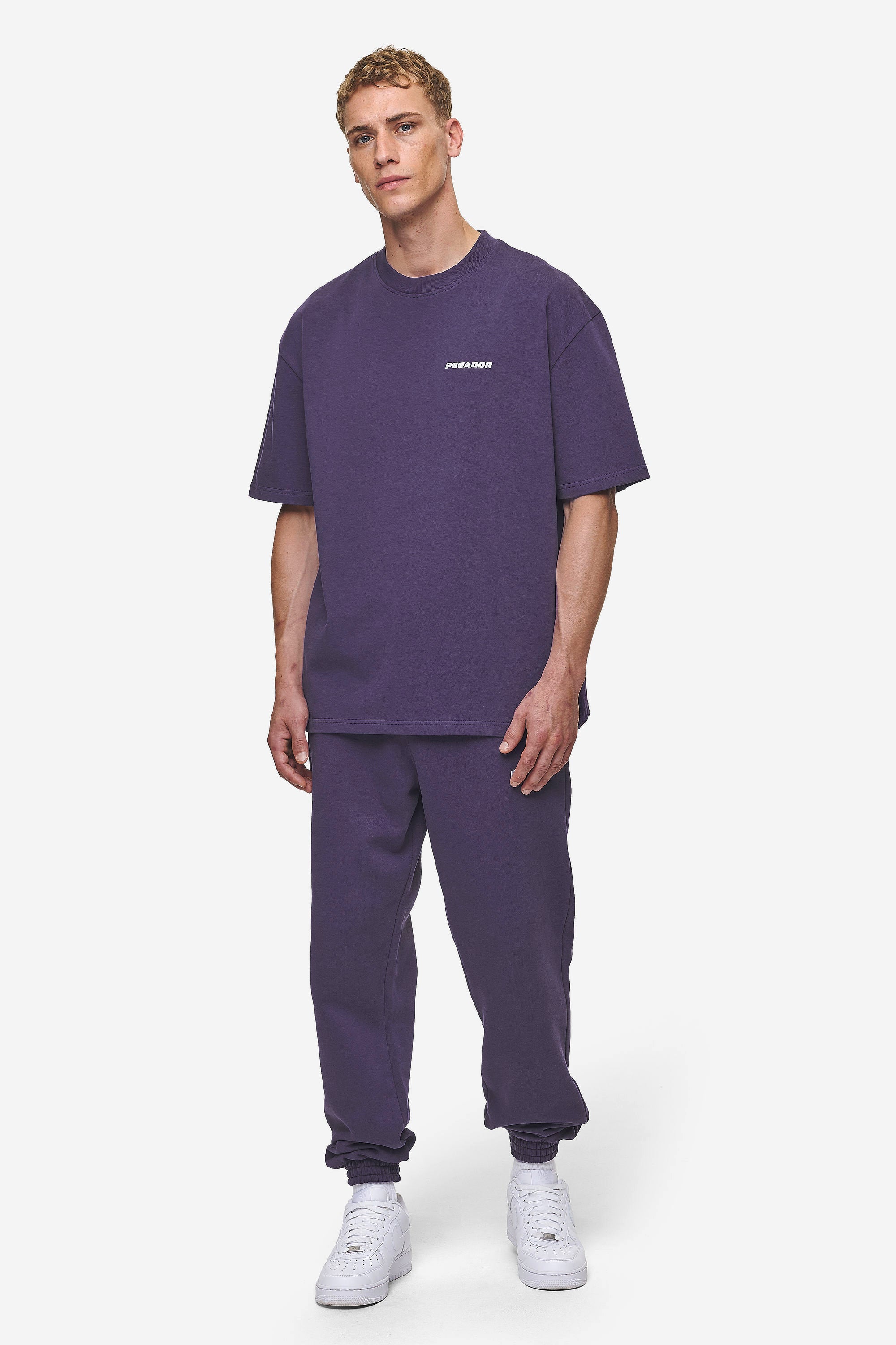 Pegador Logo Oversized Tee Washed Deep Purple Ganzkörper Bild aus der Most Alive Kollektion für Herren