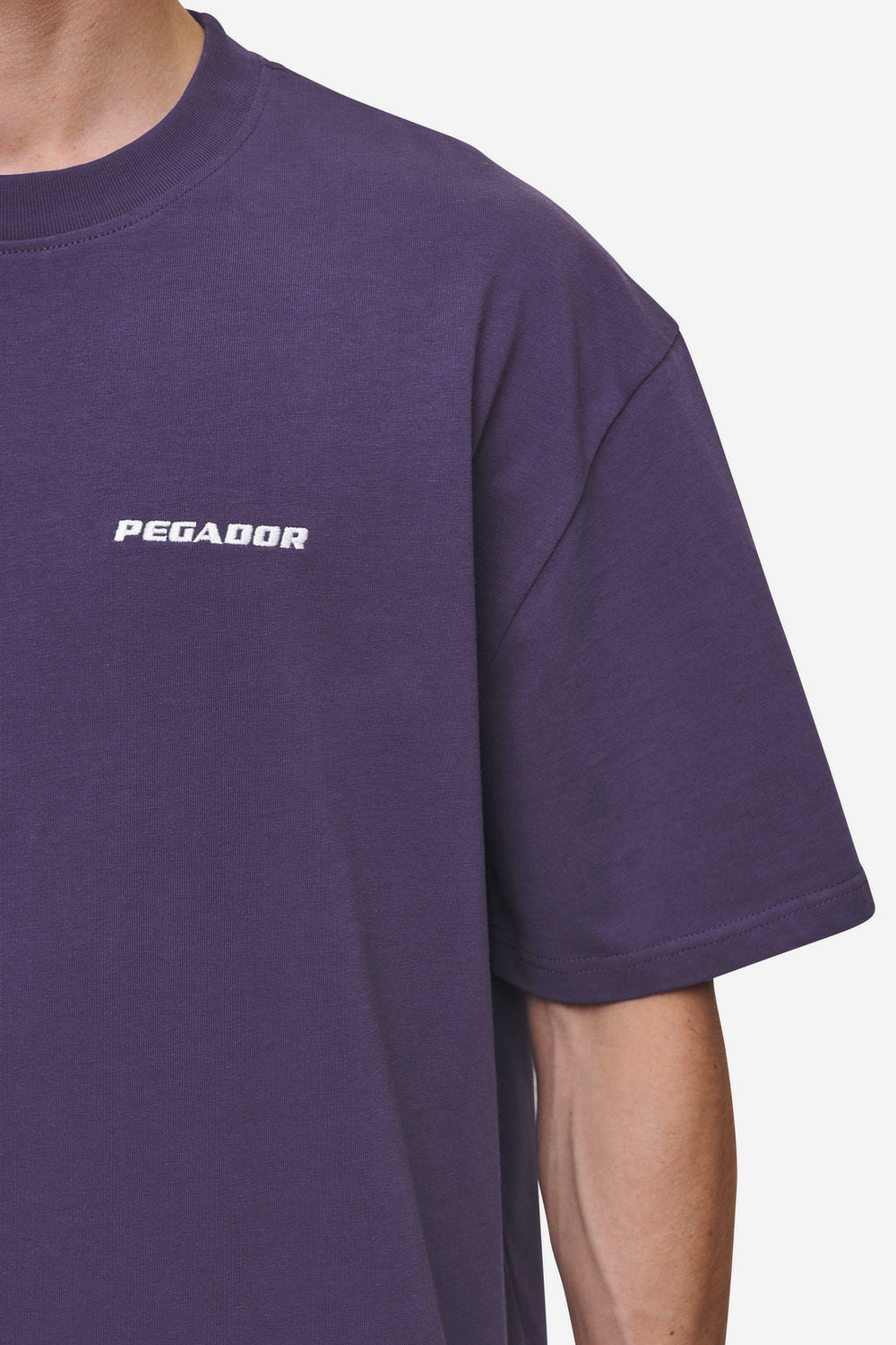 Pegador Logo Oversized Tee Washed Deep Purple Detailshot aus der Most Alive Kollektion für Herren