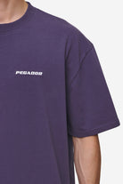 Pegador Logo Oversized Tee Washed Deep Purple Detailshot aus der Most Alive Kollektion für Herren