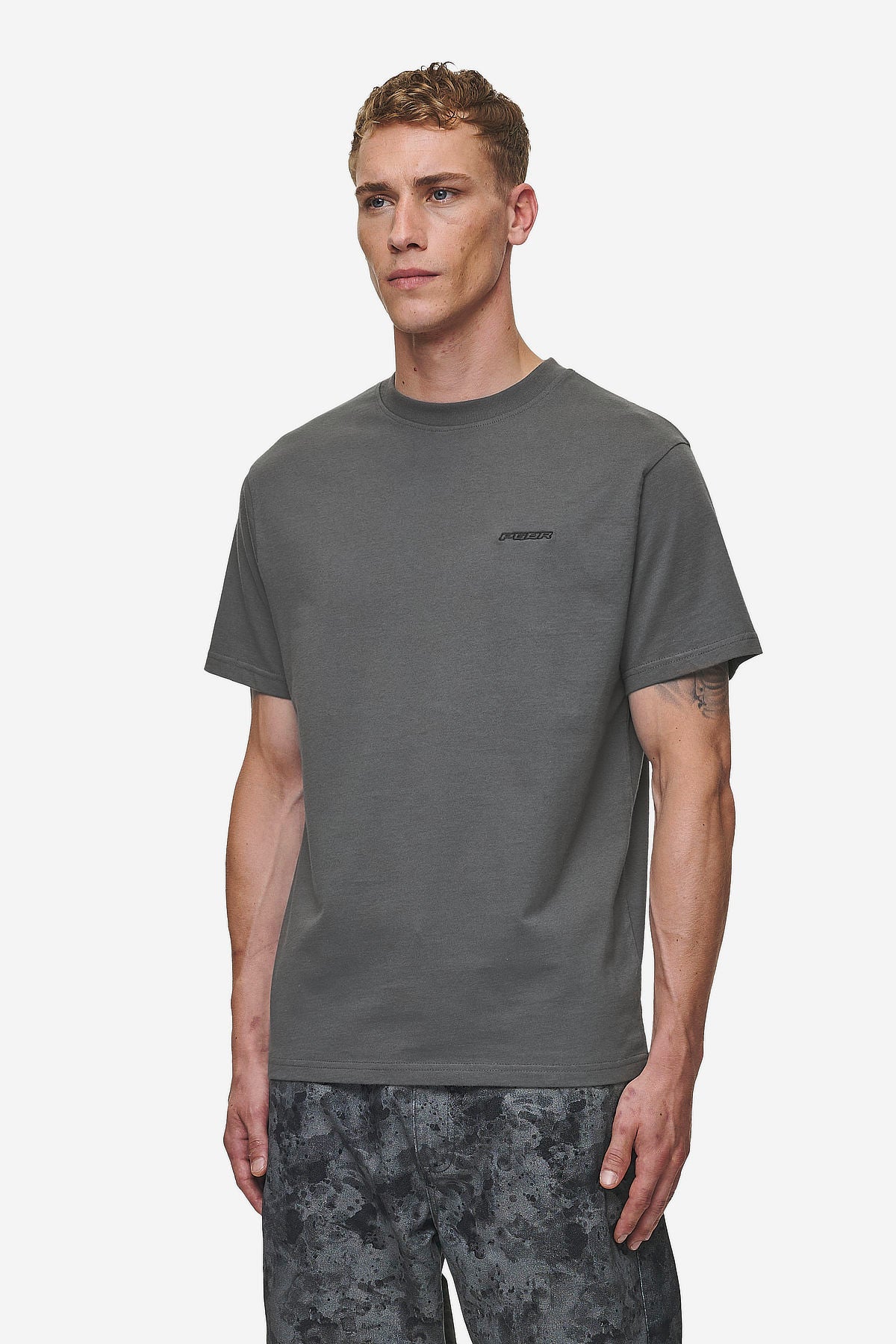 Pegador Bane Slim Tee Washed Anthracite Seitenansicht aus der Most Alive Kollektion für Herren