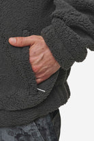 Pegador Munoz Teddy Half Zip Sweater Anthracite Detailshot aus der Most Alive Kollektion für Herren