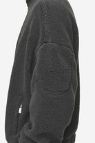 Pegador Munoz Teddy Half Zip Sweater Anthracite Detailshot aus der Most Alive Kollektion für Herren