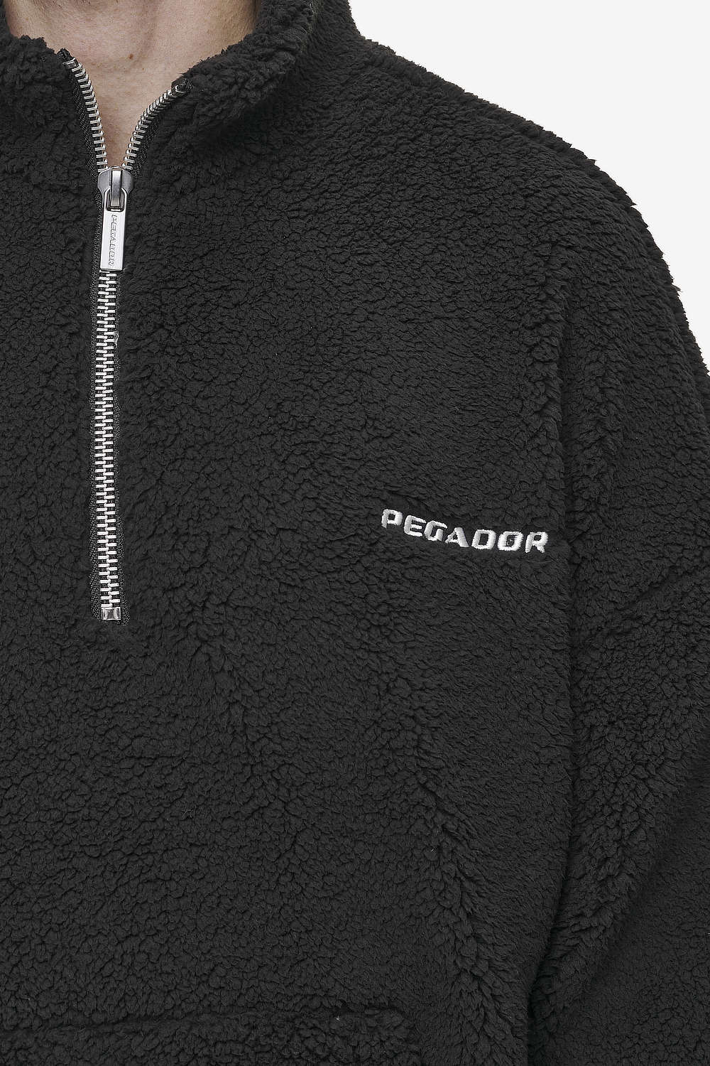 Pegador Puka Teddy Half Zip Sweater Black Detailshot aus der Most Alive Kollektion für Herren