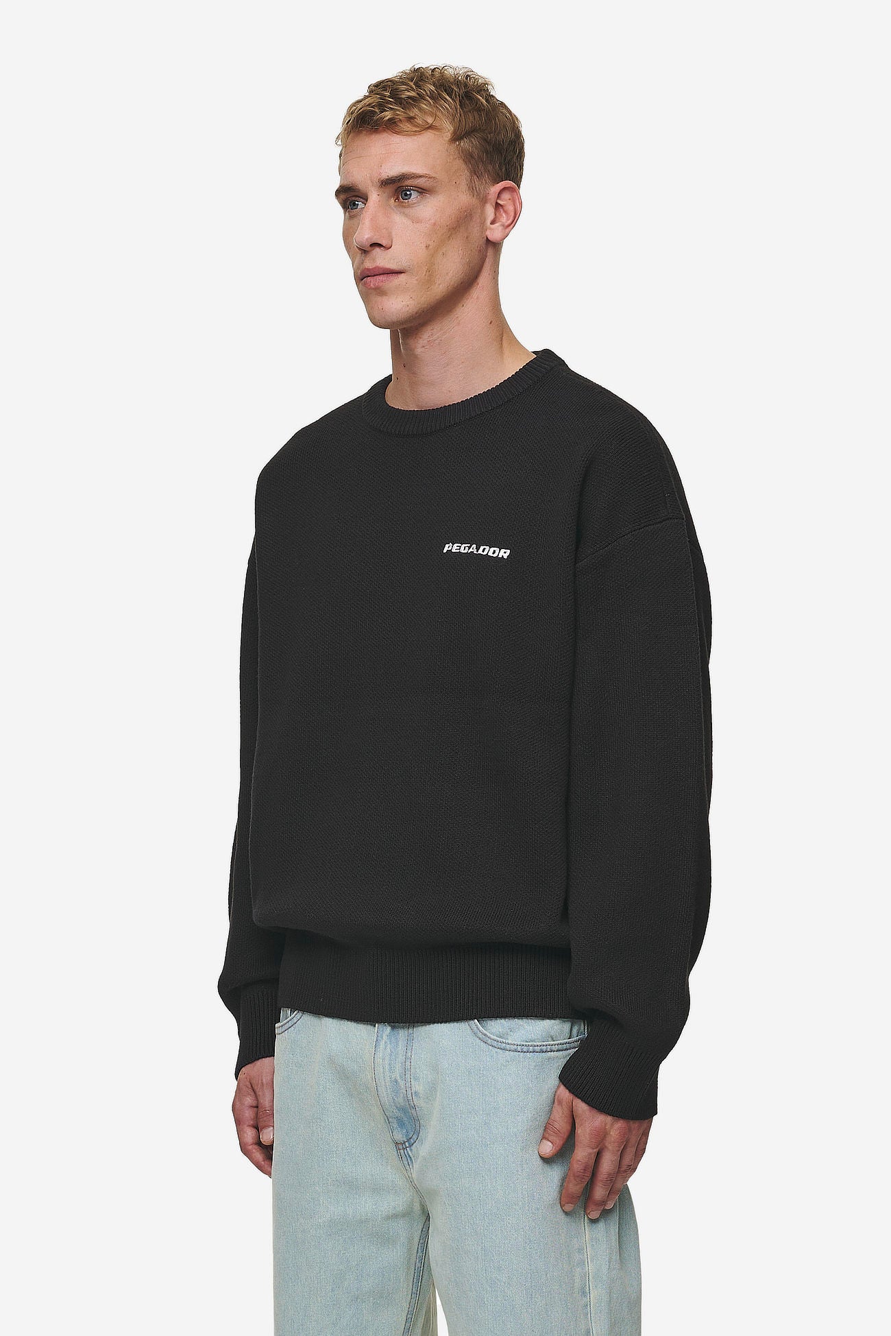 Pegador Logo Oversized Knit Sweater Black Seitenansicht aus der Most Alive Kollektion für Herren