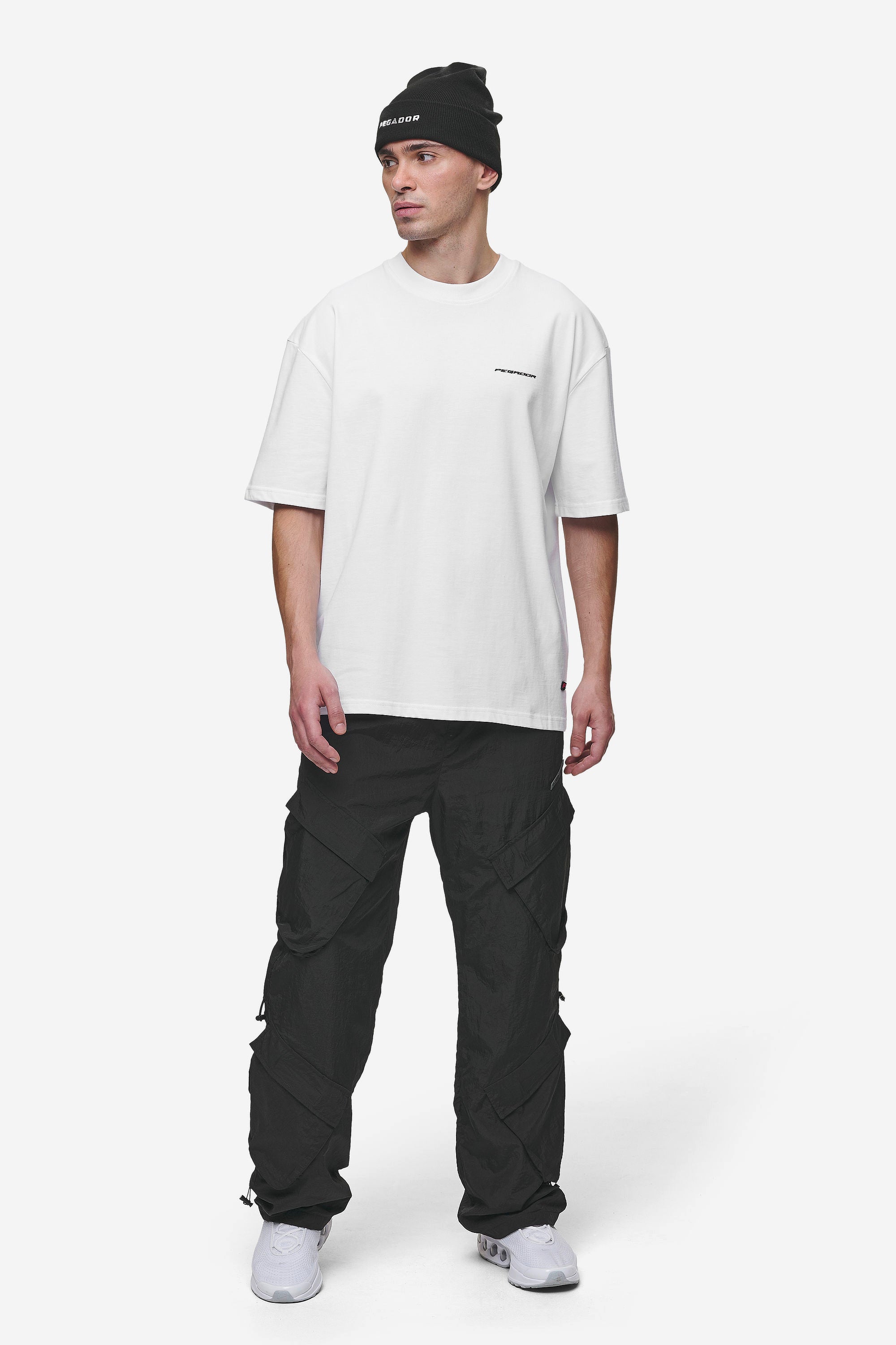 Pegador Charles Oversized Tee White Ganzkörper Bild aus der Most Alive Kollektion für Herren