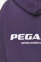 Pegador Colne Logo Oversized Sweat Jacket Washed Deep Purple White Detailshot aus der Most Alive Kollektion für Herren