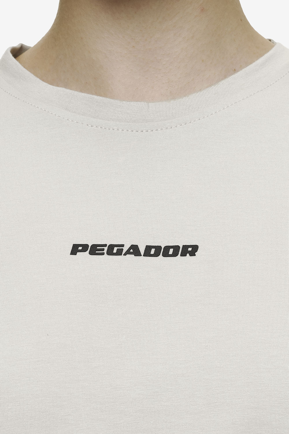 Pegador Ines Cropped Baby Tee Washed Moon Grey Black Gum Detailshot aus der Most Alive Kollektion für DaHerren