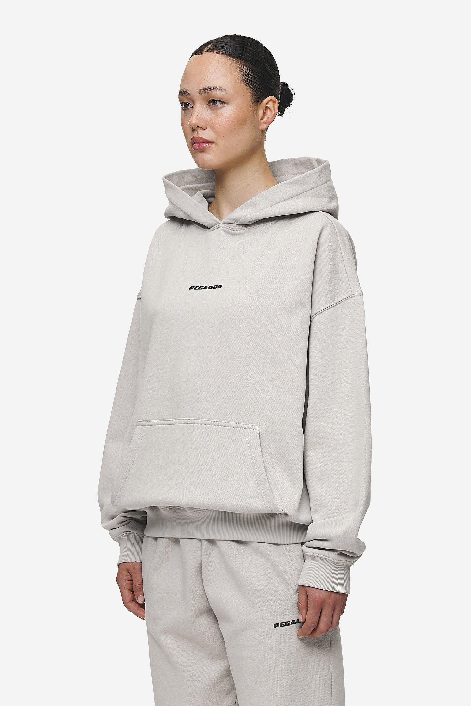 Pegador Clarita Logo Oversized Hoodie Washed Moon Grey Black Gum Seitenansicht aus der Most Alive Kollektion für DaHerren