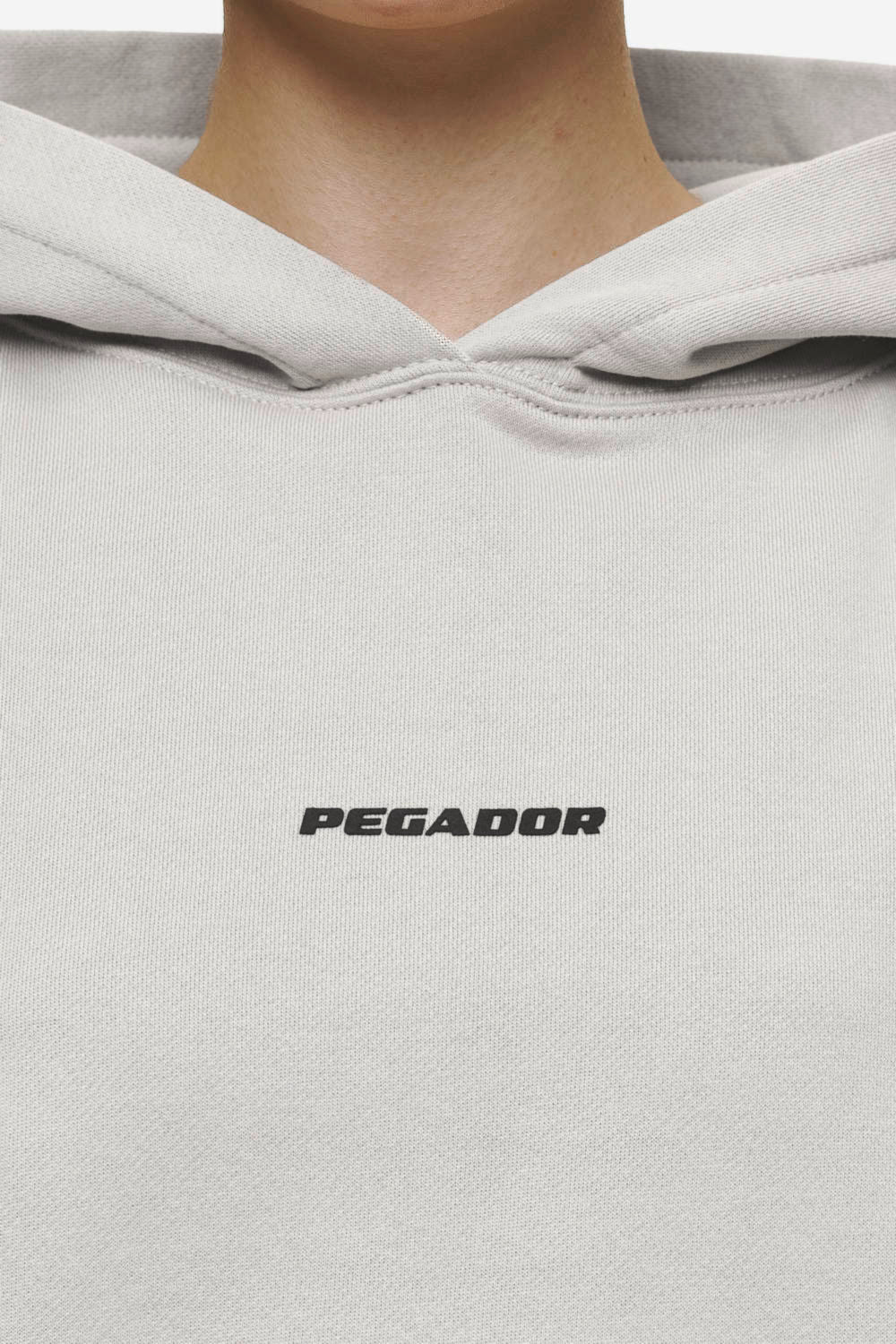 Pegador Clarita Logo Oversized Hoodie Washed Moon Grey Black Gum Detailshot aus der Most Alive Kollektion für DaHerren