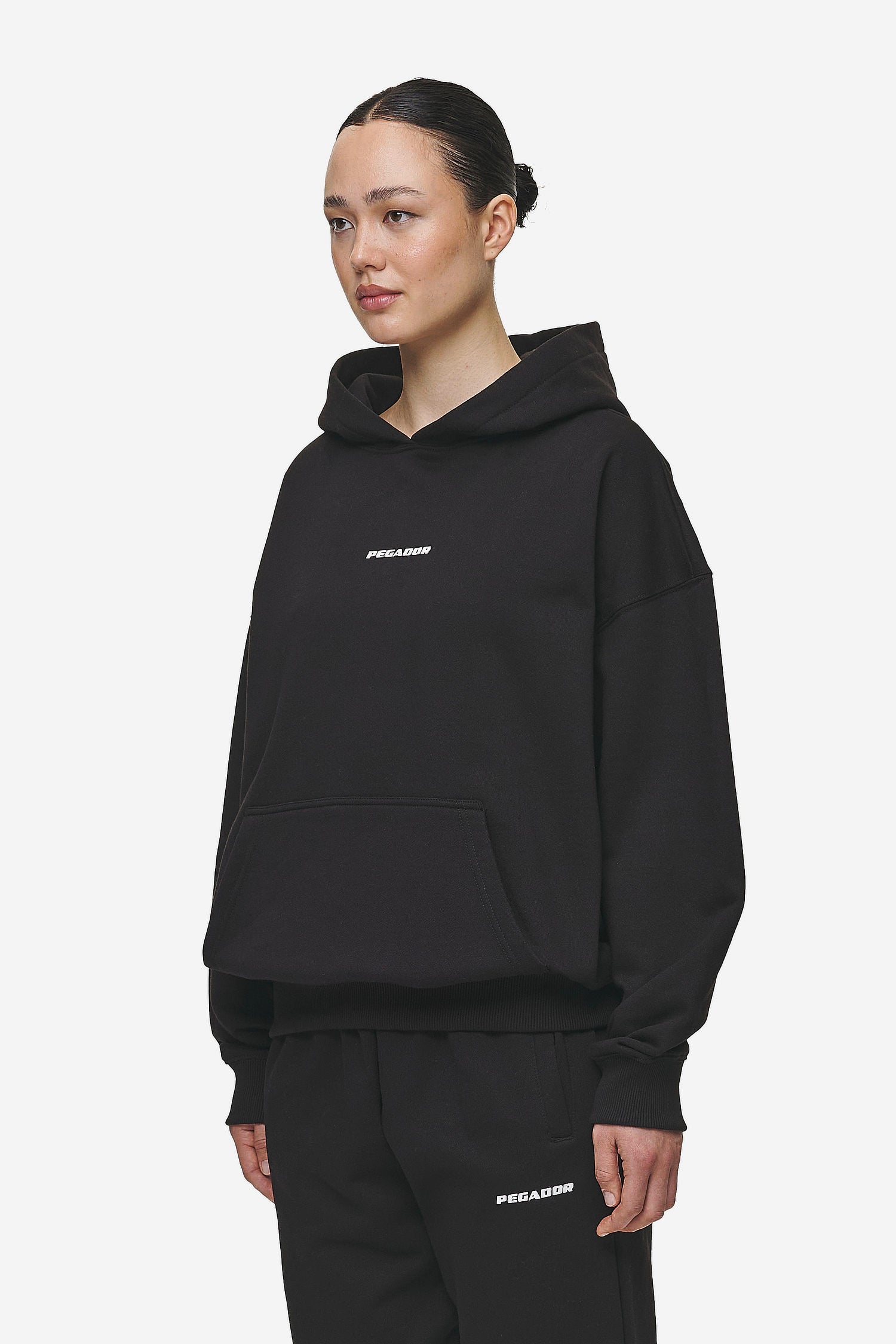 Pegador Clarita Logo Oversized Hoodie Black White Gum Seitenansicht aus der Most Alive Kollektion für DaHerren