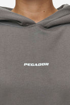 Pegador Clarita Logo Oversized Hoodie Washed Deep Grey White Gum Detailshot aus der Most Alive Kollektion für DaHerren