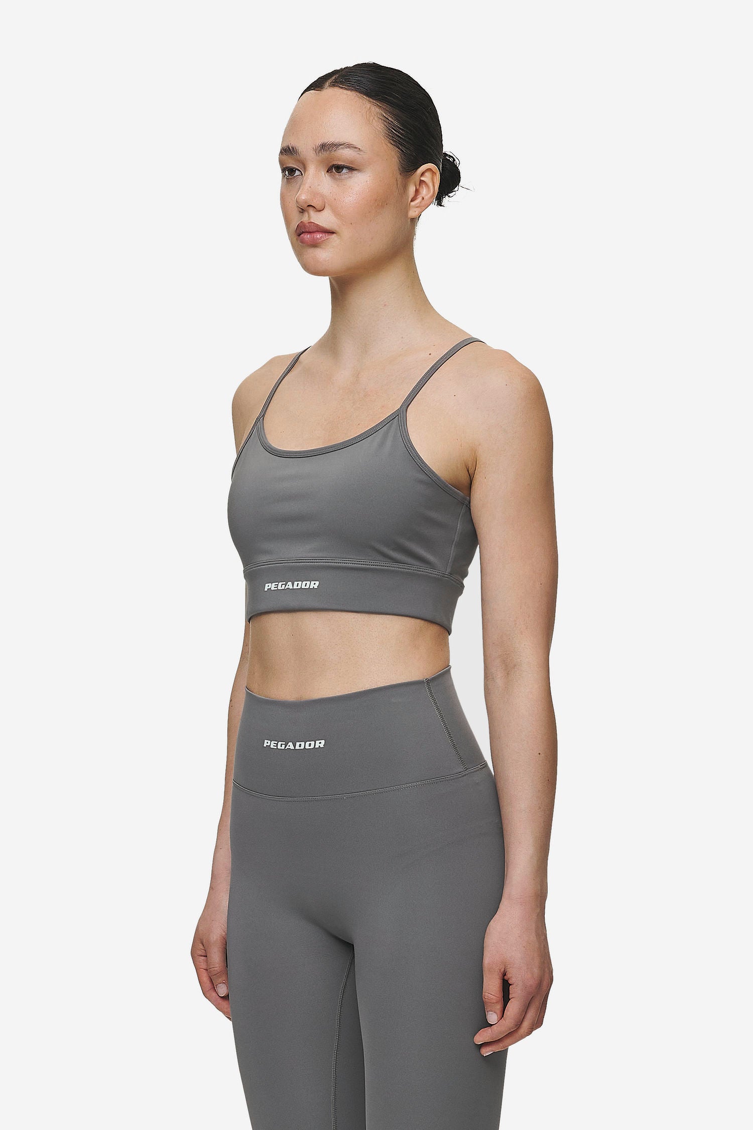 Pegador Taja Sport Bra Deep Grey White Seitenansicht aus der Most Alive Kollektion für DaHerren