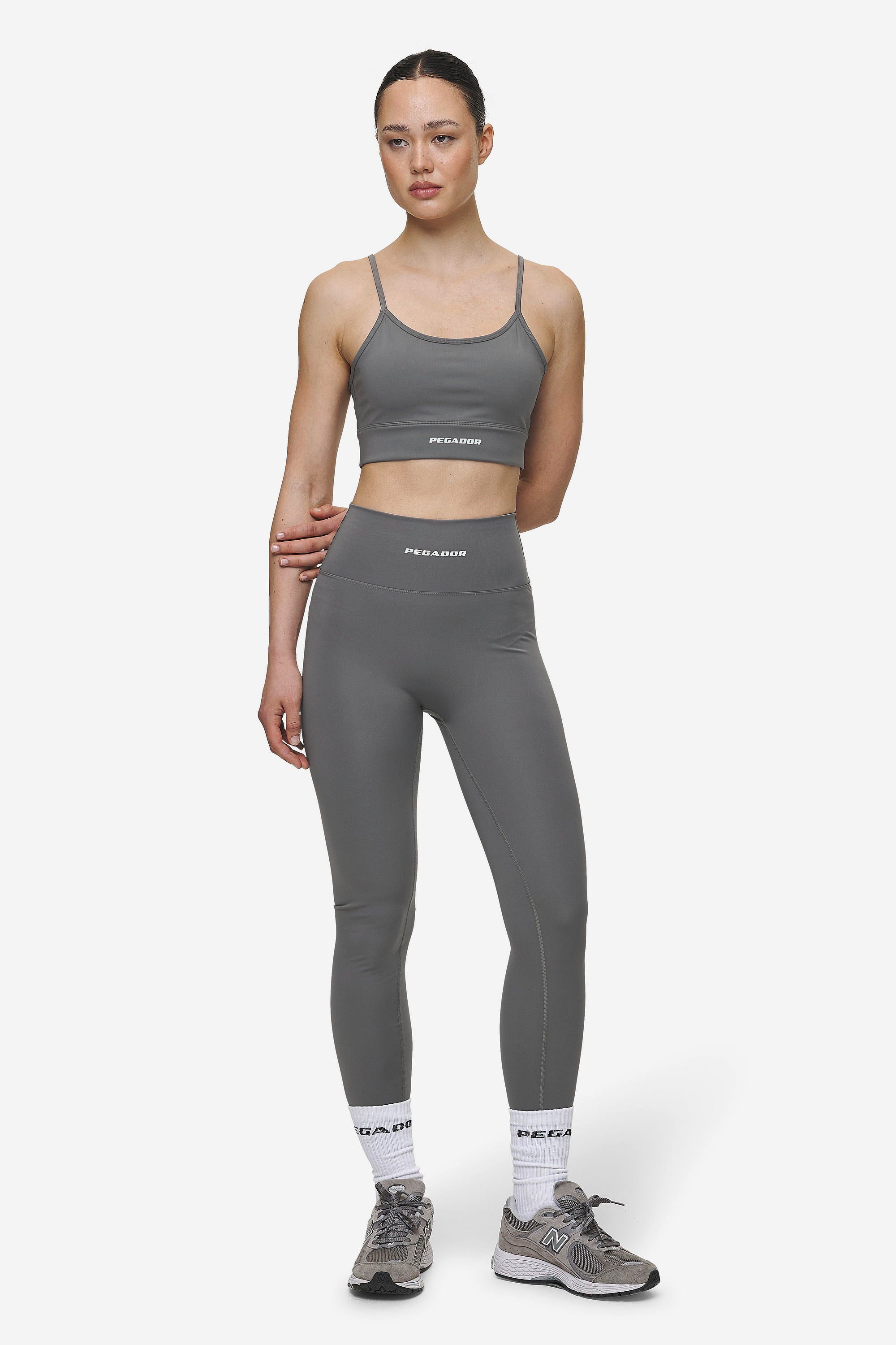 Pegador Taja Sport Bra Deep Grey White Ganzkörper Bild aus der Most Alive Kollektion für DaHerren