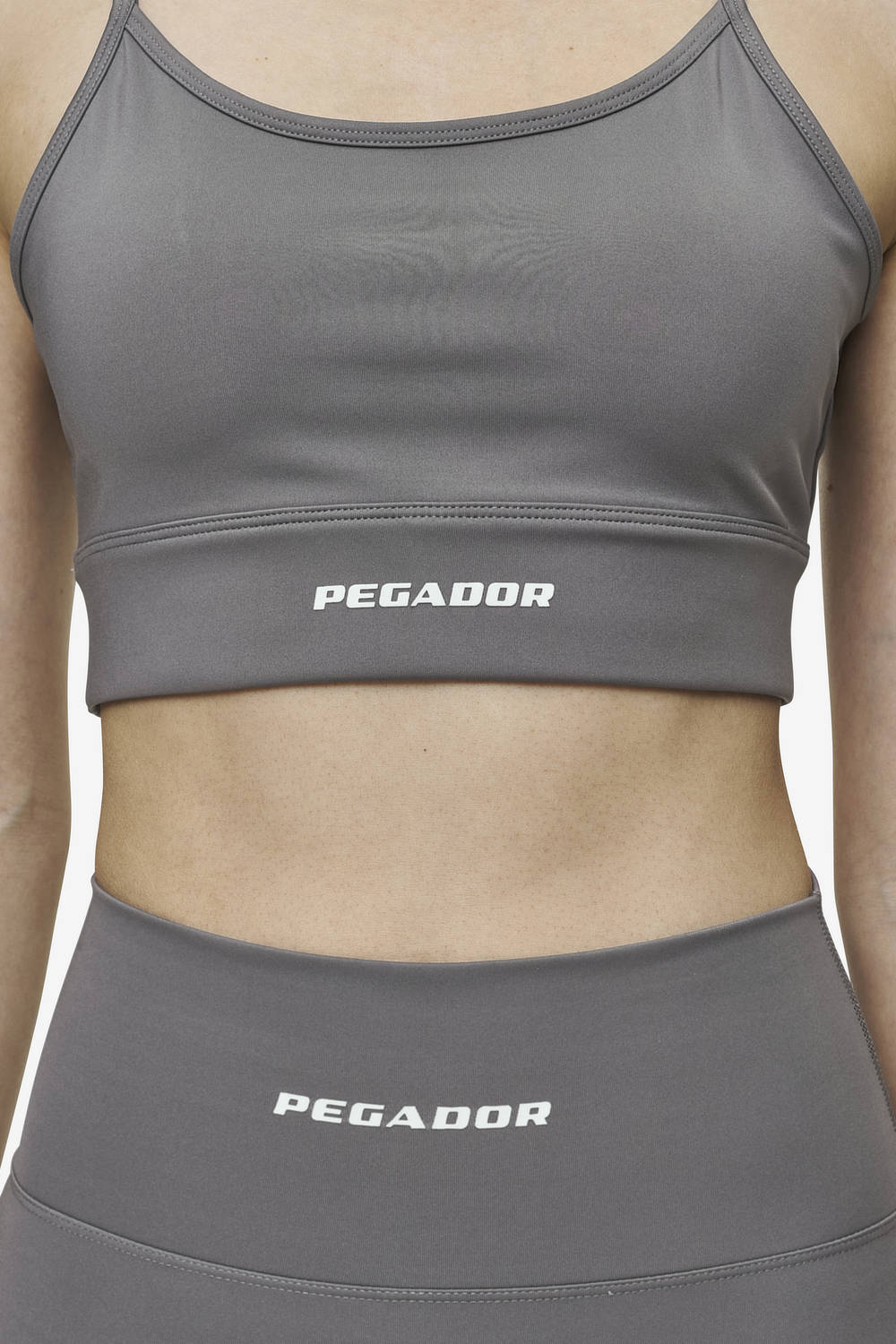 Pegador Taja Sport Bra Deep Grey White Detailshot aus der Most Alive Kollektion für DaHerren