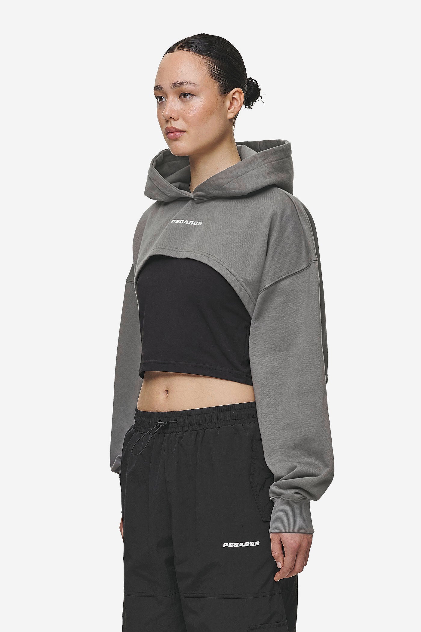 Pegador Mina Super Cropped Hoodie Washed Deep Grey Seitenansicht aus der Most Alive Kollektion für DaHerren