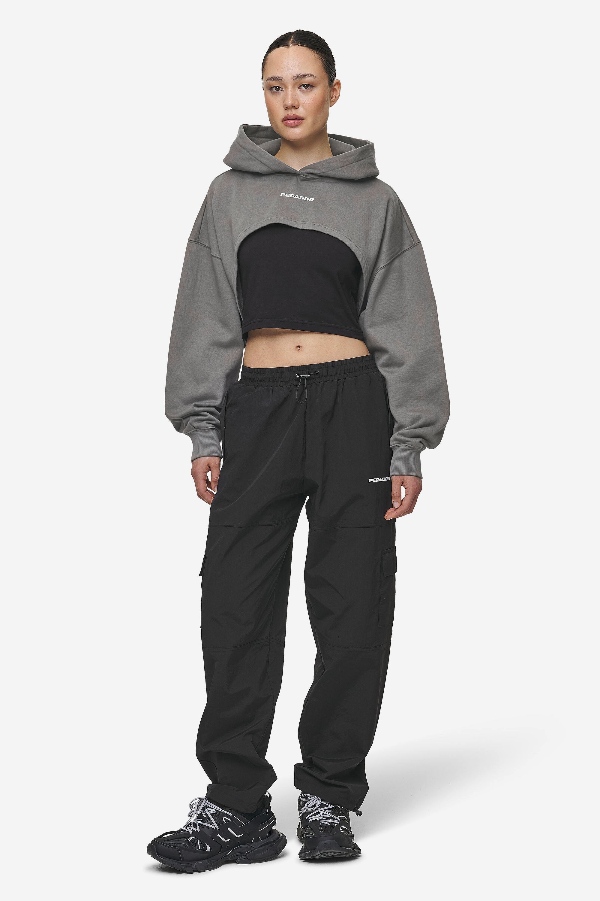 Pegador Mina Super Cropped Hoodie Washed Deep Grey Ganzkörper Bild aus der Most Alive Kollektion für DaHerren