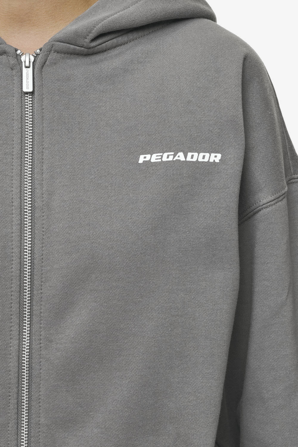 Pegador Ramira Oversized Sweat Jacket Washed Deep Grey White Detailshot aus der Most Alive Kollektion für DaHerren