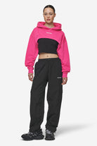 Pegador Mina Super Cropped Hoodie Washed Digital Pink Ganzkörper Bild aus der Most Alive Kollektion für DaHerren