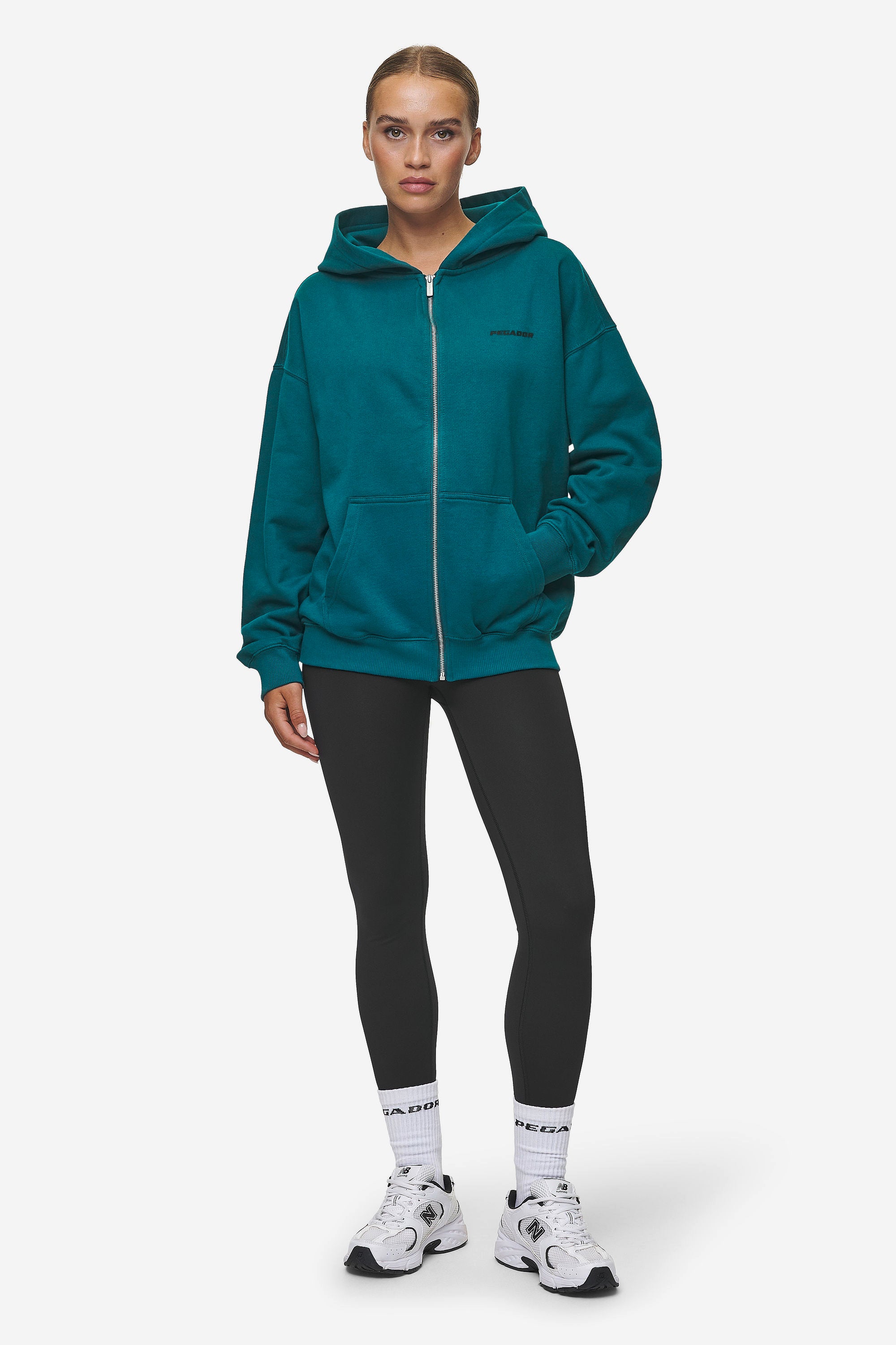 Pegador Clarita Oversized Sweat Jacket Washed Urban Turquoise Black Gum Ganzkörper Bild aus der Most Alive Kollektion für DaHerren