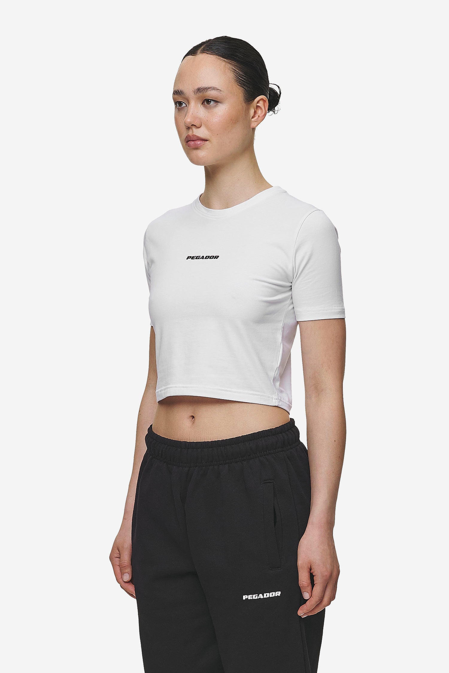 Pegador Ines Cropped Baby Tee White Black Gum Seitenansicht aus der Most Alive Kollektion für DaHerren