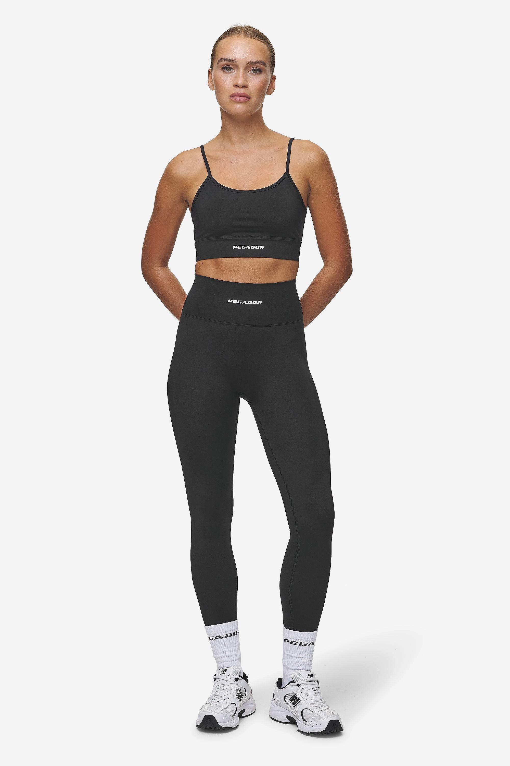 Pegador Taja Sport Bra Black White Ganzkörper Bild aus der Most Alive Kollektion für DaHerren