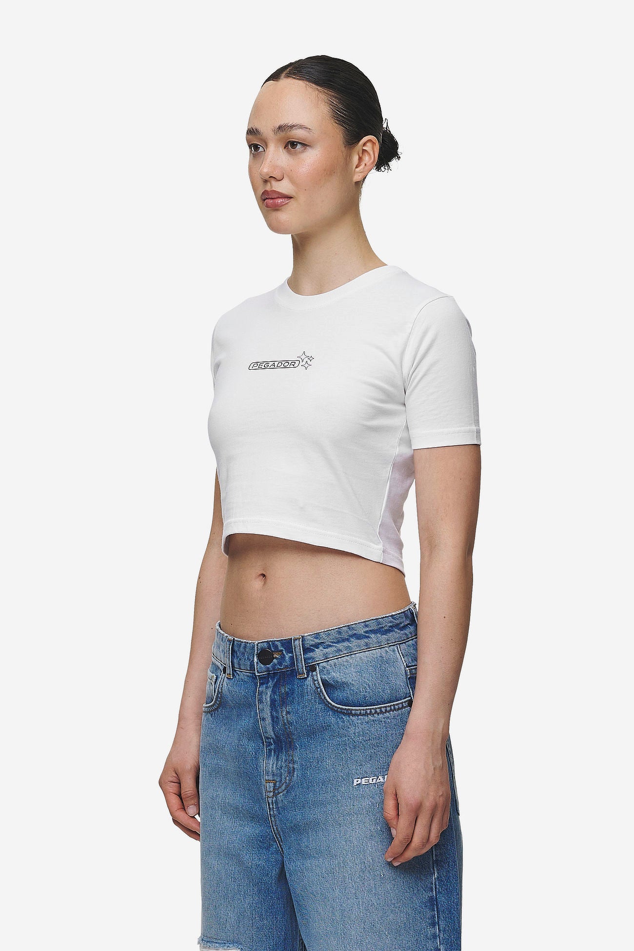 Pegador Thea Baby Tee White Seitenansicht aus der Most Alive Kollektion für DaHerren