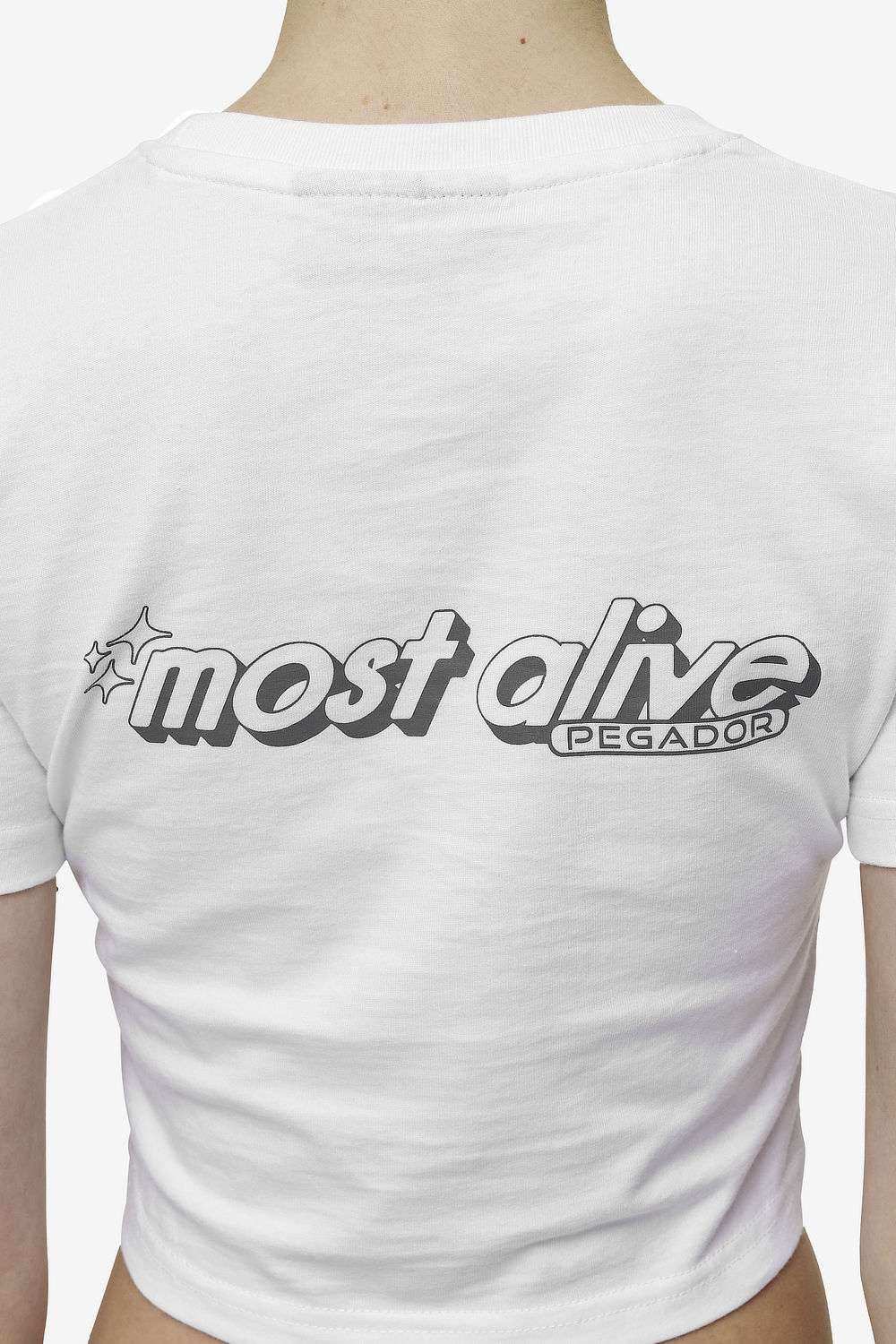 Pegador Thea Baby Tee White Detailshot aus der Most Alive Kollektion für DaHerren