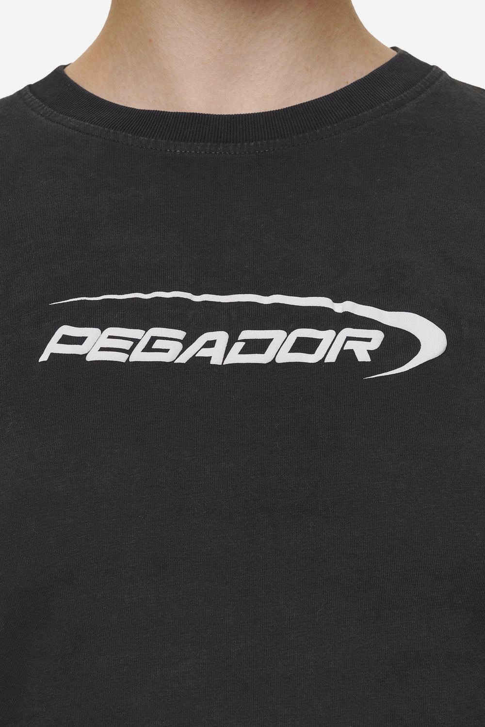 Pegador Naomi Baby Tee Washed Black Detailshot aus der Most Alive Kollektion für DaHerren