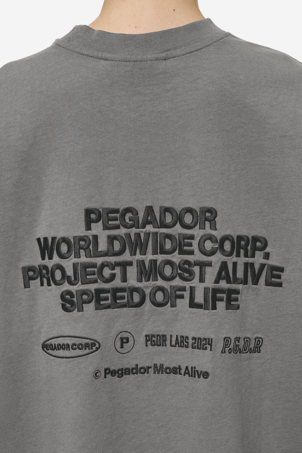 Pegador Sora Heavy Oversized Tee Washed Deep Grey Detailshot aus der Most Alive Kollektion für DaHerren