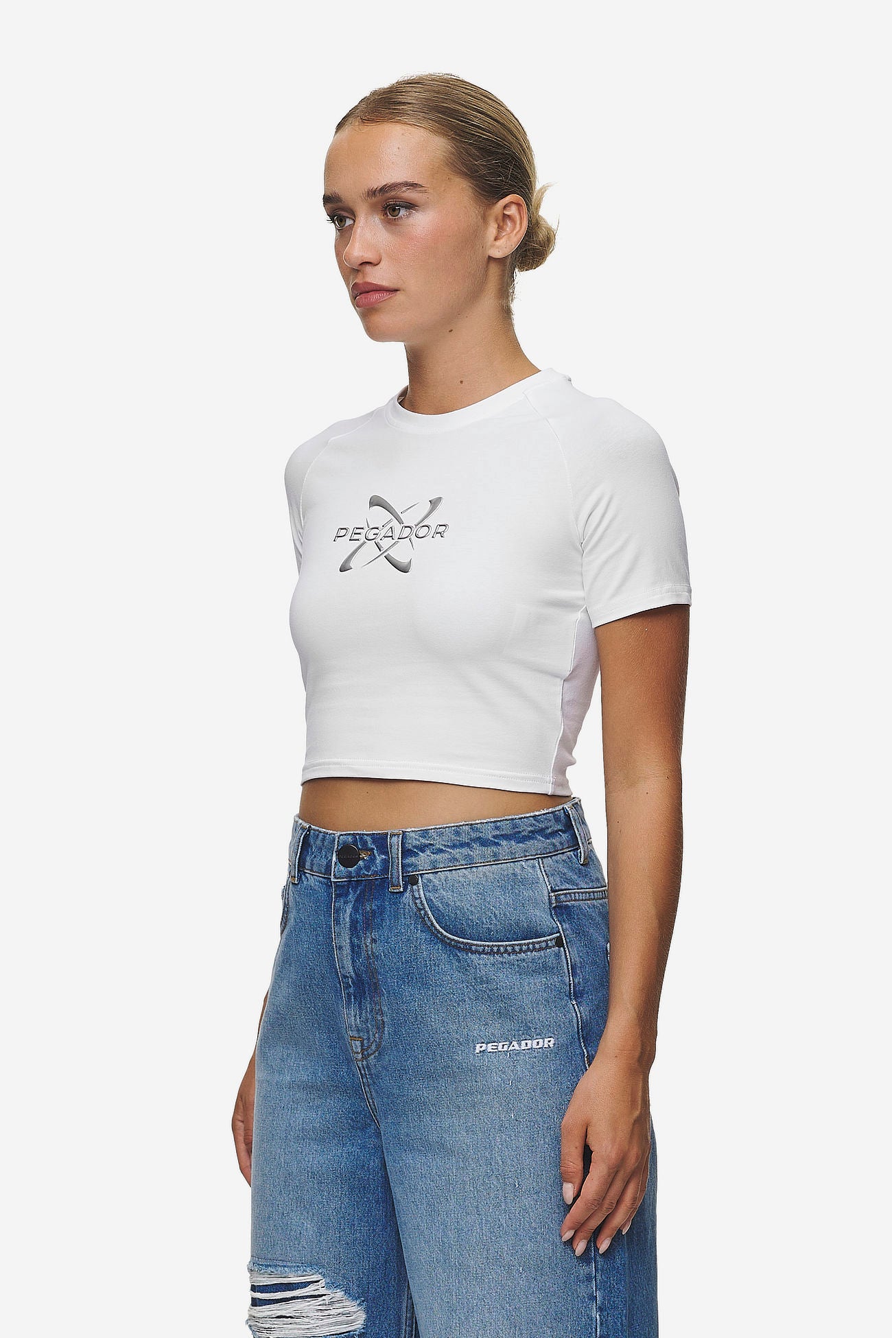 Pegador Klaria Baby Tee White Seitenansicht aus der Most Alive Kollektion für DaHerren