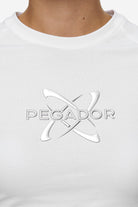 Pegador Klaria Baby Tee White Detailshot aus der Most Alive Kollektion für DaHerren