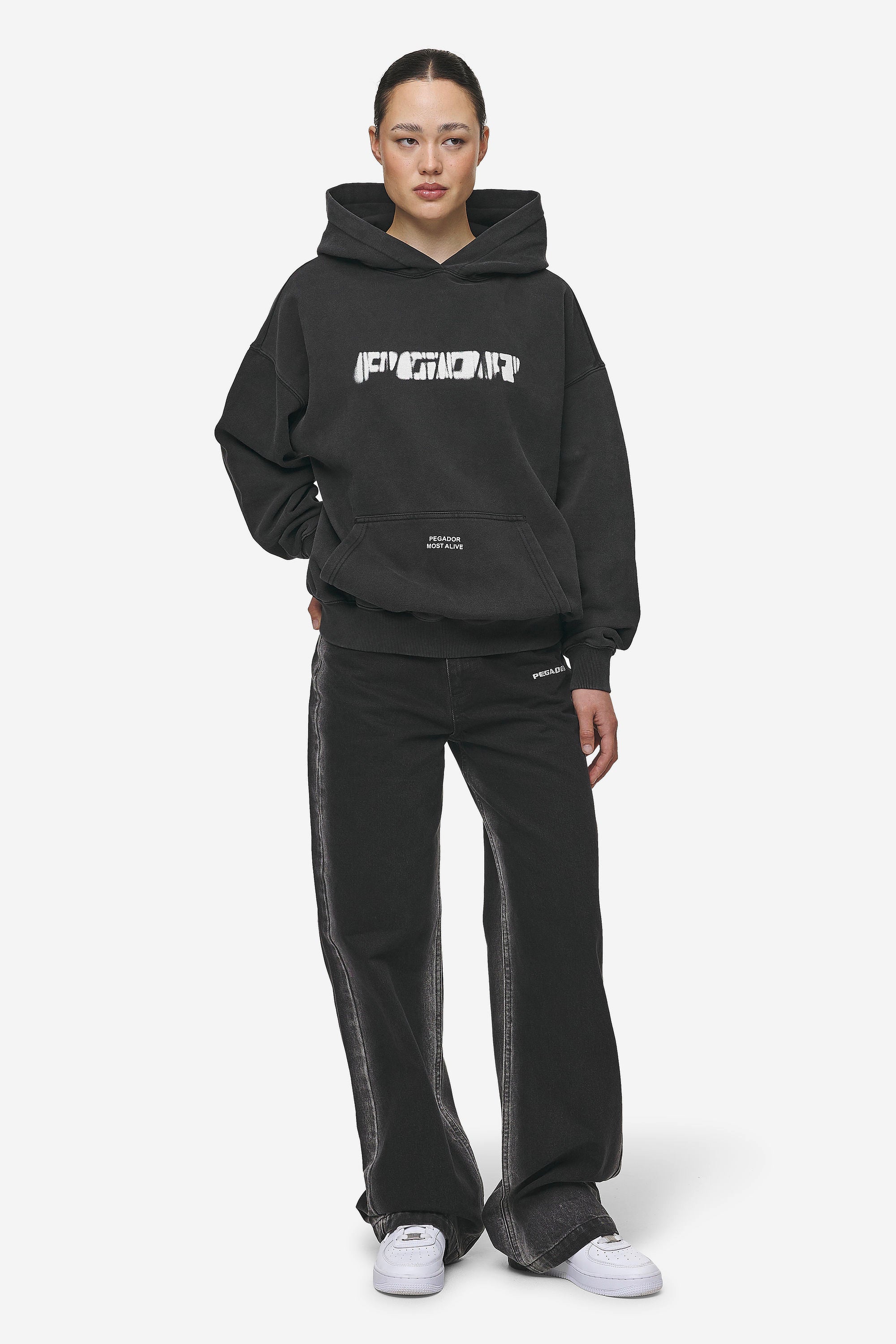 Pegador Suta Oversized Hoodie Vintage Black Ganzkörper Bild aus der Most Alive Kollektion für DaHerren