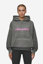 Pegador Lui Sprayed Oversized Hoodie Oil Dyed Deep Grey Seitenansicht aus der Most Alive Kollektion für DaHerren