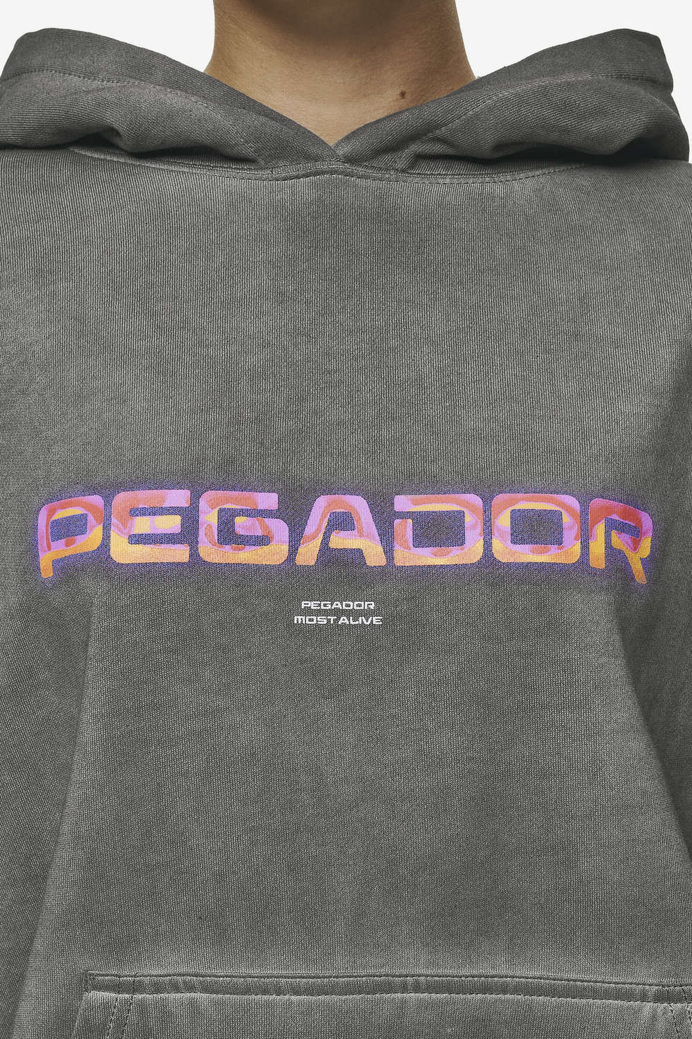 Pegador Lui Sprayed Oversized Hoodie Oil Dyed Deep Grey Detailshot aus der Most Alive Kollektion für DaHerren