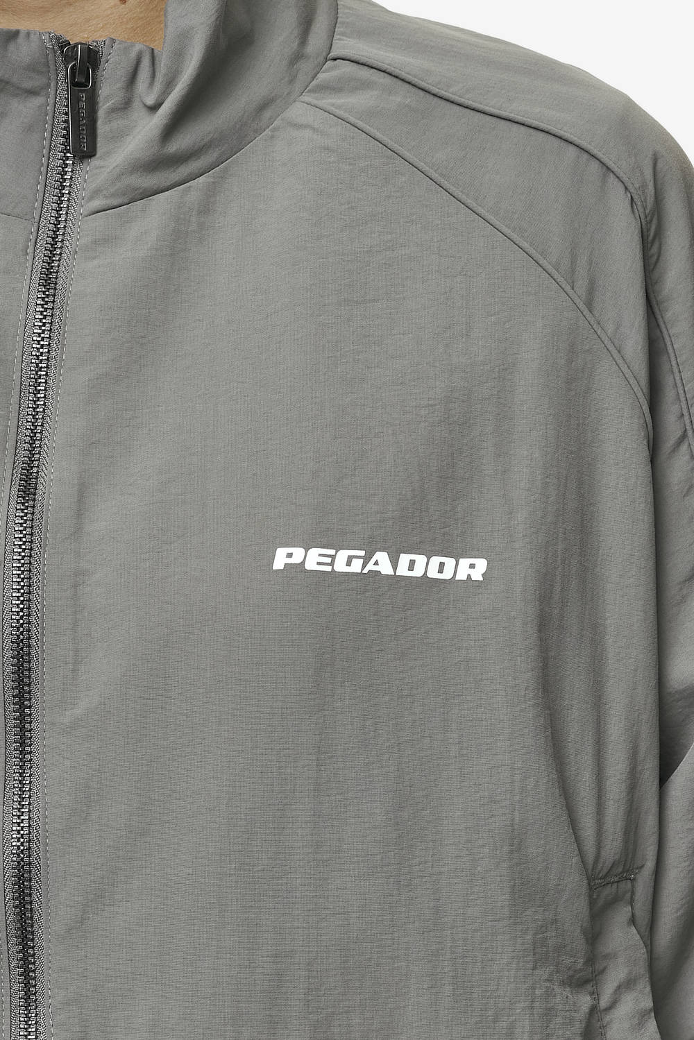 Pegador Jella Trackjacket Deep Grey Detailshot aus der Most Alive Kollektion für DaHerren