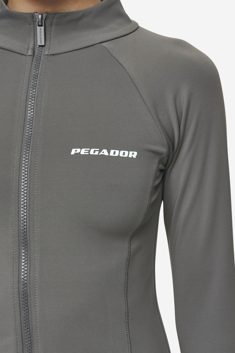 Pegador Tale Zip Longsleeve Deep Grey Detailshot aus der Most Alive Kollektion für DaHerren