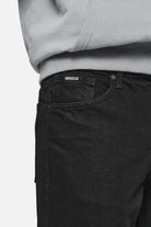 Pegador Baures Straight Jeans Deep Black Detailshot aus der PEGADOR® Jeans Kollektion für Herren