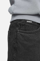 Pegador Vinto Carpenter Jeans Washed Black Detailshot aus der PEGADOR® Jeans Kollektion für Herren