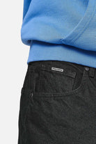 Pegador Baltra Baggy Jeans Deep Black Detailshot aus der PEGADOR® Jeans Kollektion für Herren