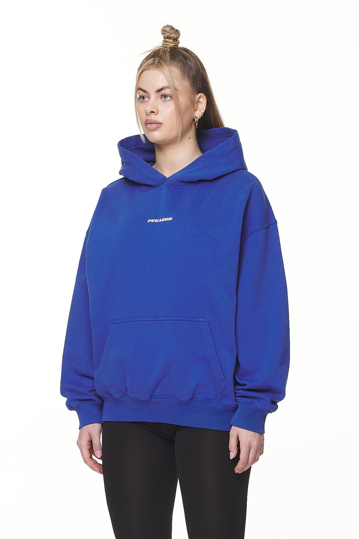 Pegador Clarita Logo Oversized Hoodie Washed True Blue White Gum Seitenansicht aus der Never Too Late Kollektion für DaHerren