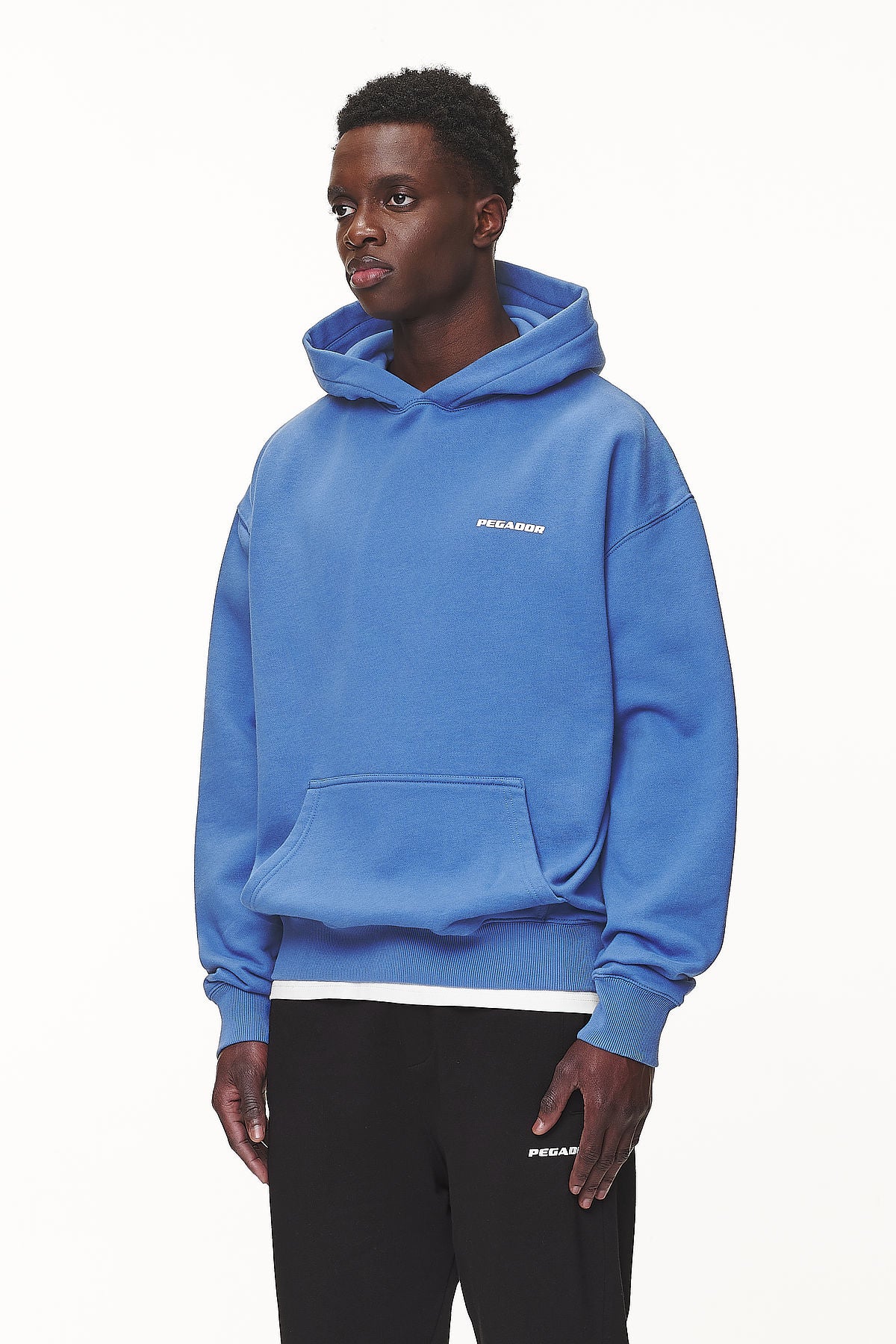 Pegador Logo Oversized Hoodie Washed Retro Blue White Gum Seitenansicht aus der Never Too Late Kollektion für Herren