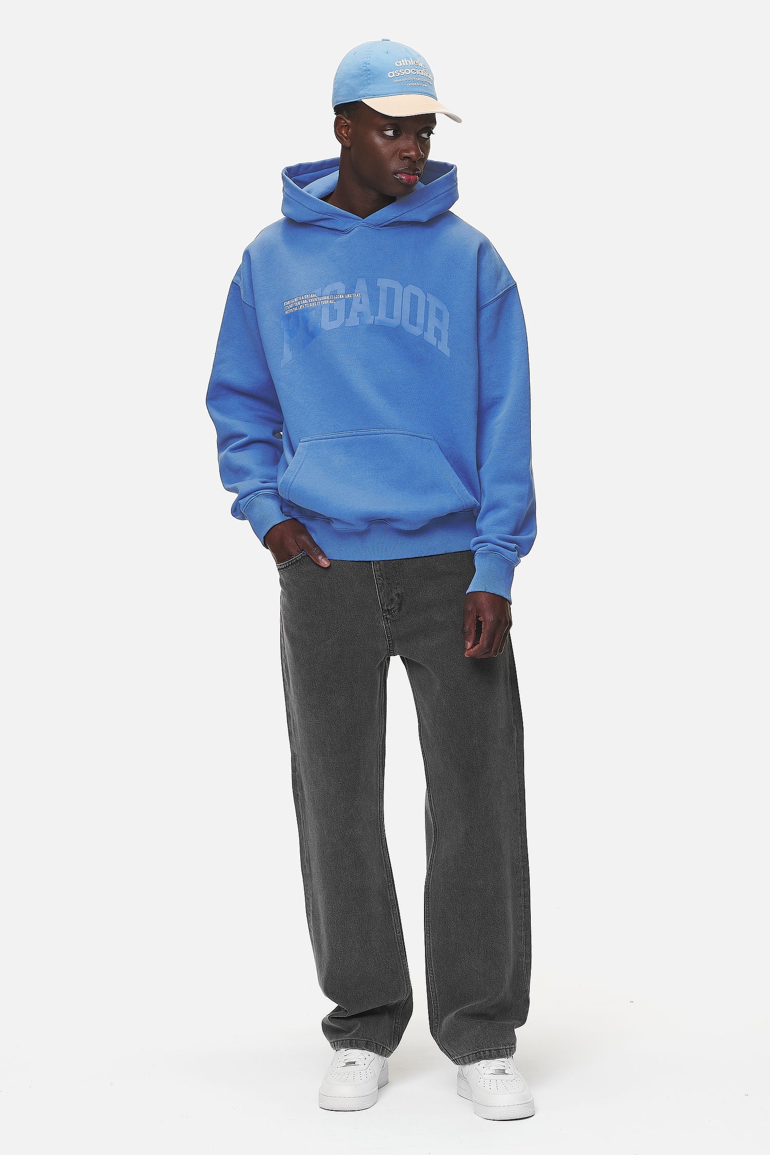 Pegador Gilford Oversized Hoodie Washed Retro Blue Ganzkörper Bild aus der Never Too Late Kollektion für Herren