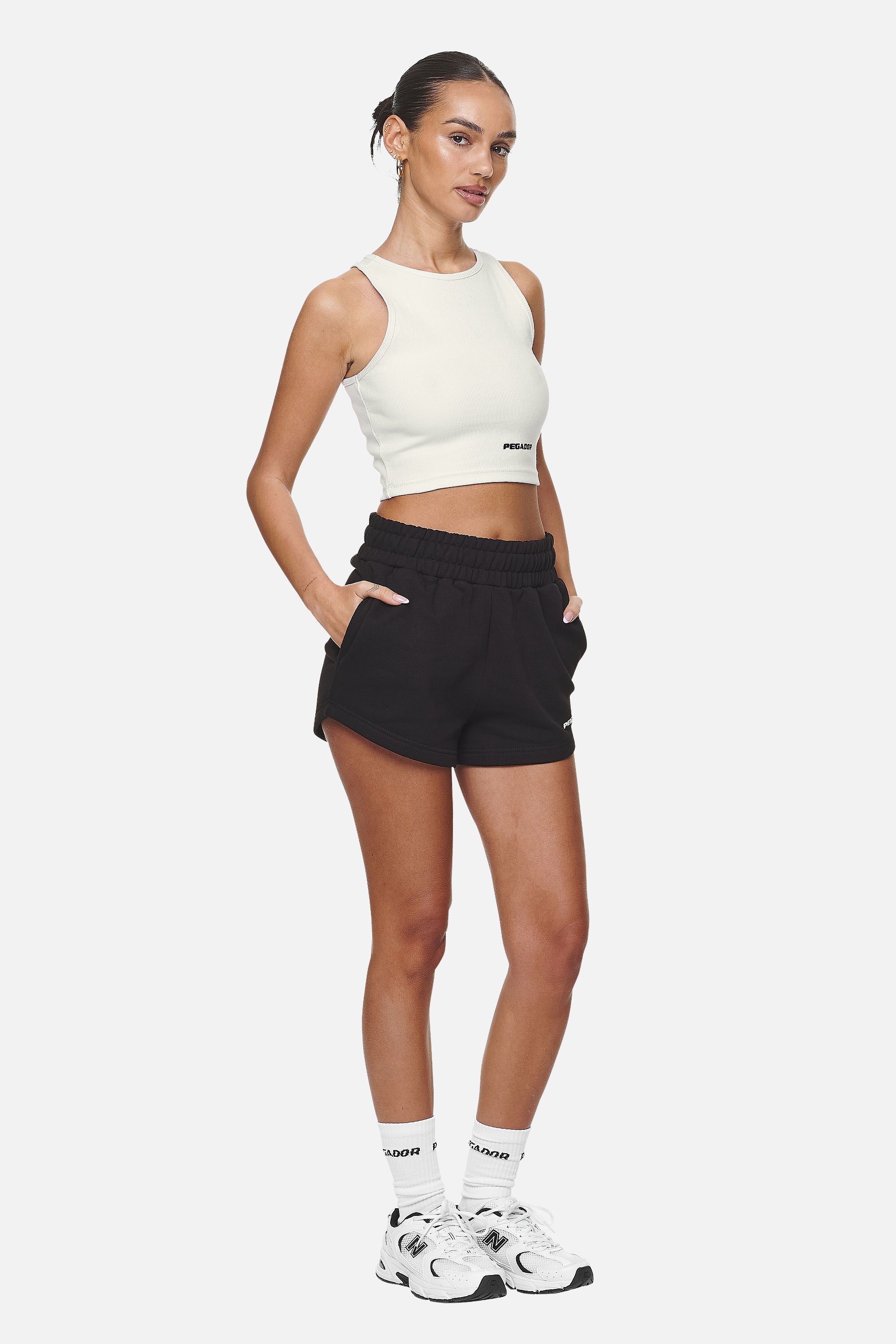 Pegador Ayla Crop Top Washed Coconut Milk Black Ganzkörper Bild aus der Never Too Late Kollektion für DaHerren